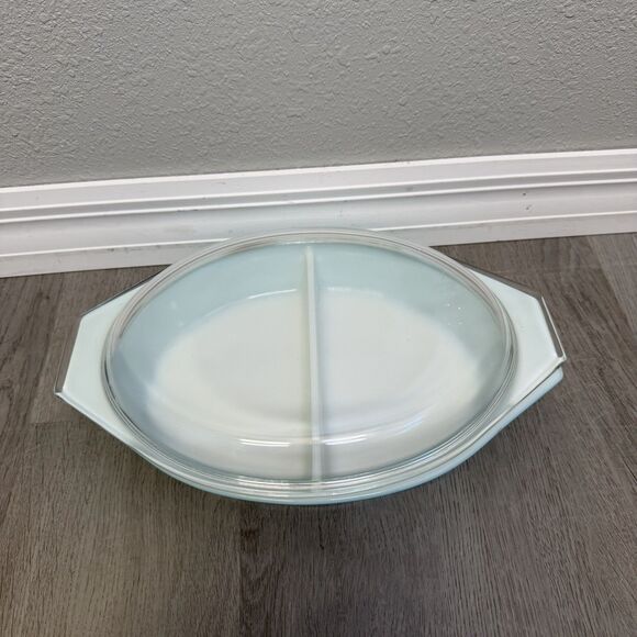 Vintage PYREX Turquoise Snowflake 1-1/2 Quart Divided Casserole Dish w/ Lid - Picture 4 of 7